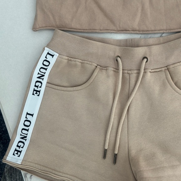 Lounge Set - Picture 4 of 7